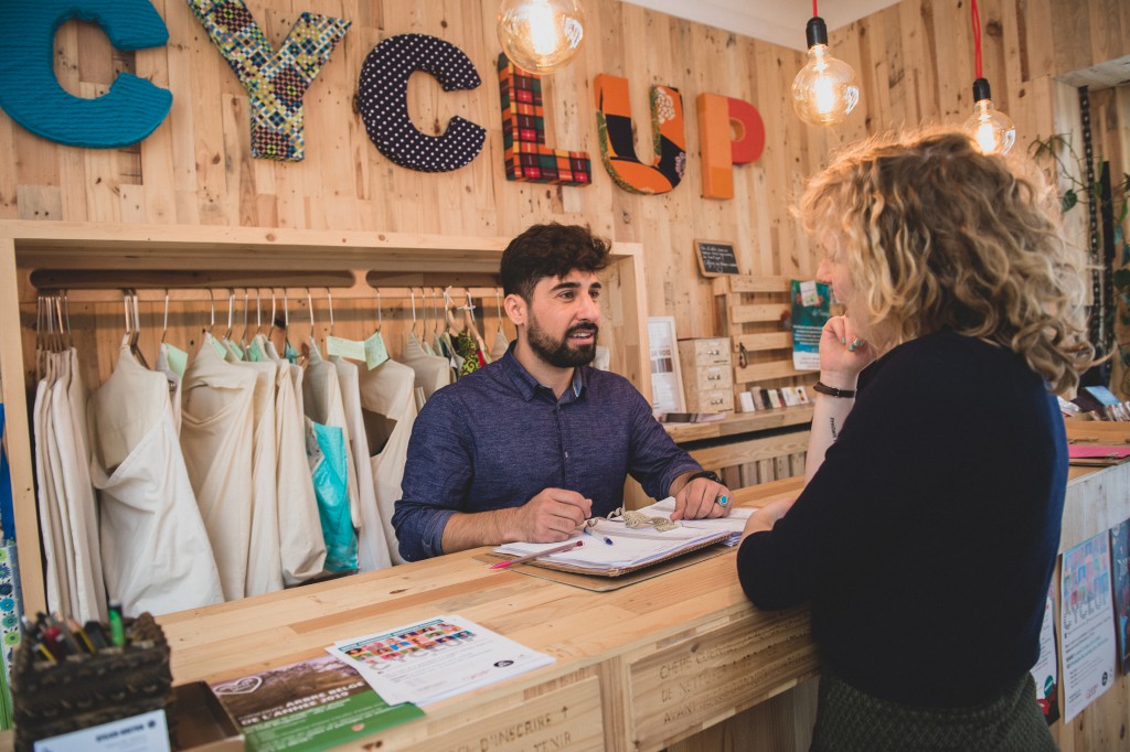 خلکو باندې سلام کول